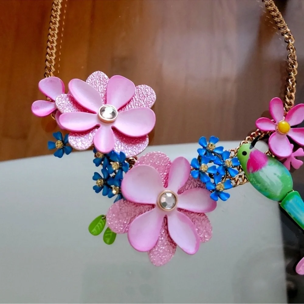 Betsey Johnson necklace - Picture 3 of 7